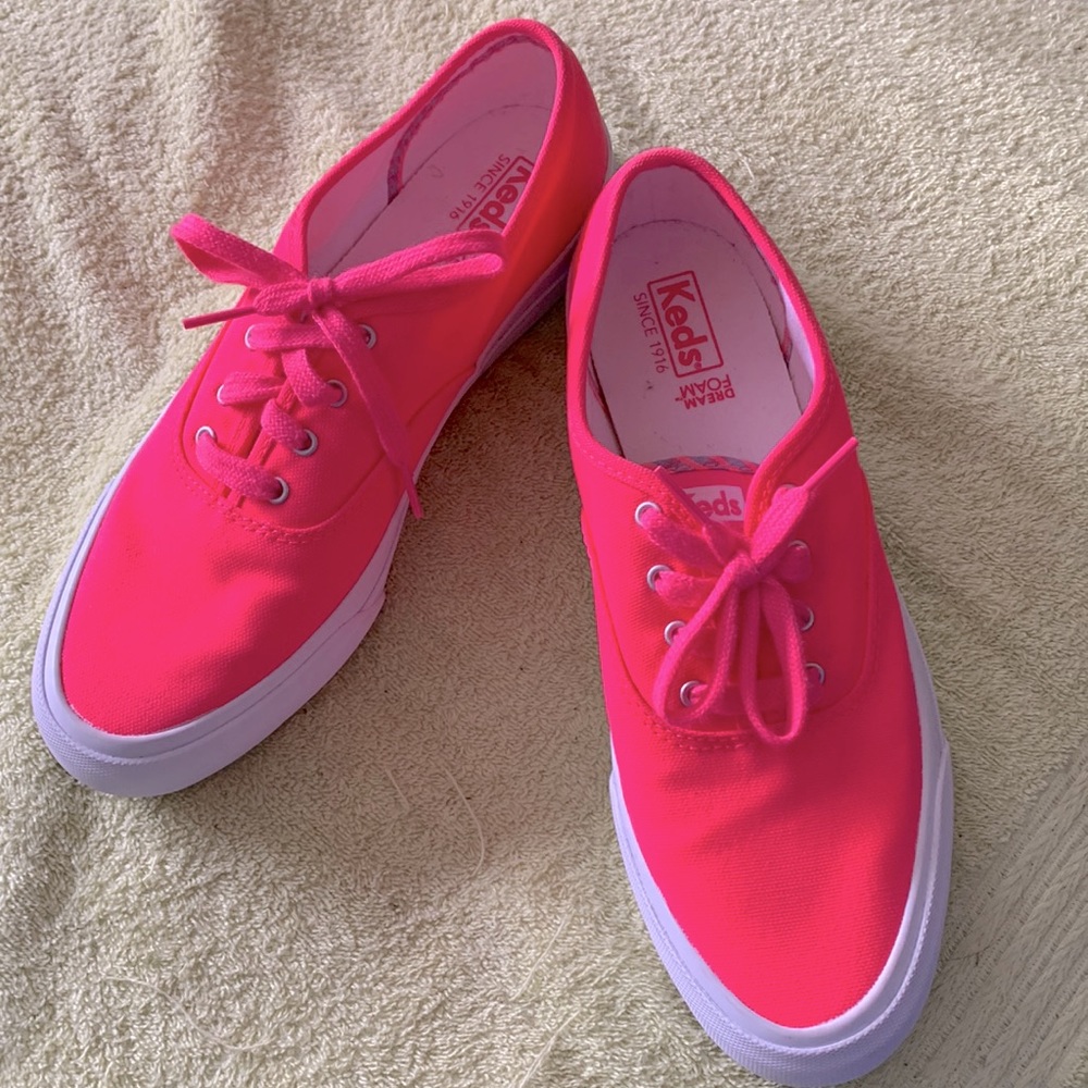 Keds bright pink , size 8  runners . Brand new !